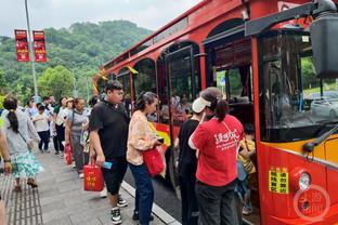 买提江前往俱乐部基地向海港队友告别：我们的情谊会始终保持